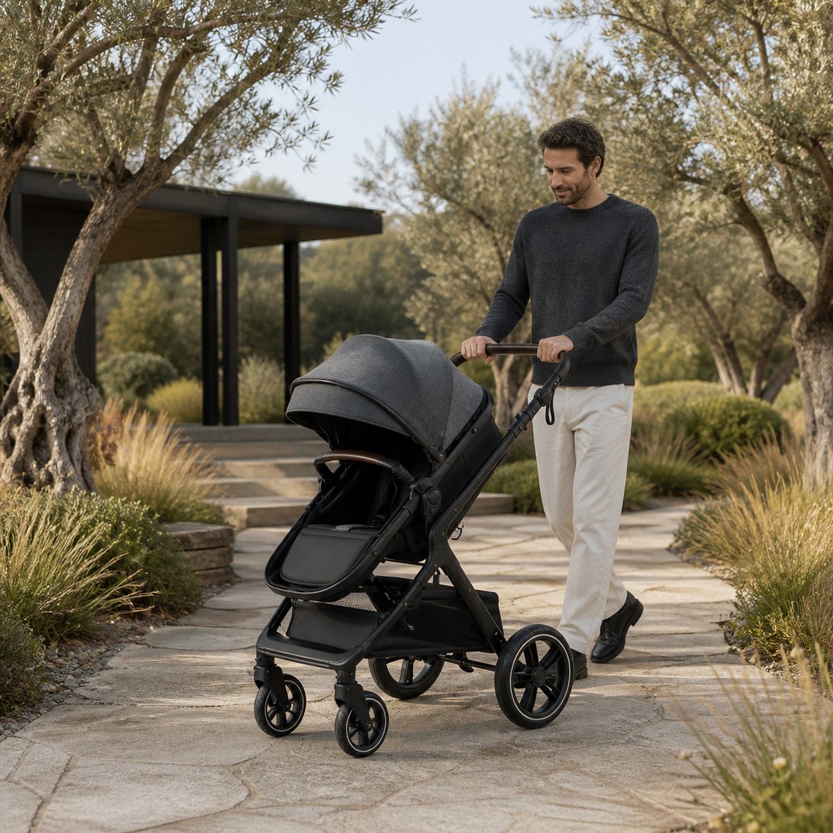 Père promenant sa poussette sur une allée de parc